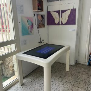 התקנת שתי שולחנות חכמים אינטראקטיביים בבתי ספר יסודי כסרא סמיע